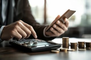 Foto: Mann mit Taschenrechner